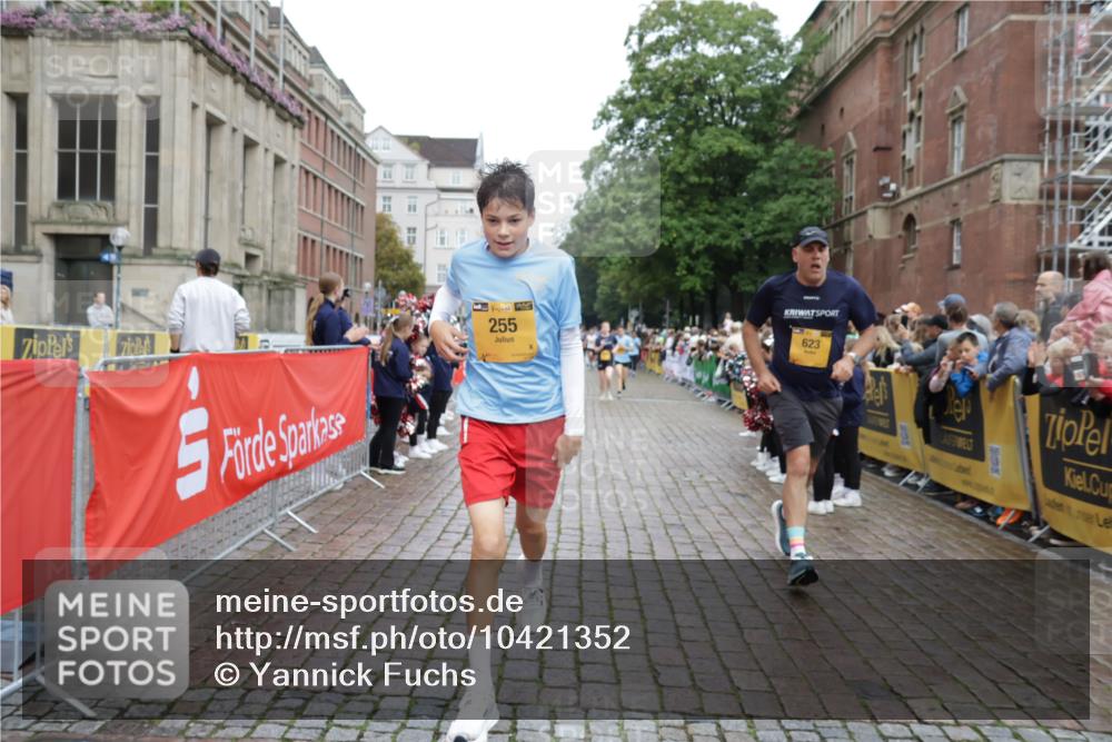 13.09.2026 - Kiel Lauf Yannick Fuchs http://msf.ph/oto/10421352 13.09.2026 09:43:20 Ziel 255, 623, 1508, 4256, 5929, 6377, 7099, 7532, 8066, 8808, 9933, 10047, 10118, 762, 1040, 1213, 3041, 3827, 3849, 3850, 5530, 7874, 8191, 8870, 9311, 9354, 9629, 11721, 11753, 12259, 12678, 40, 401, 1049, 1833, 1857, 4171, 7773, 7857, 7905, 8770, 8834, 9323, 9934, 10189, 10300, 10460, 11246, 12101, 12164, 12575, 142, 762, 3827, 4322, 8532, 9519, 9592, 11721 meine-sportfotos.de