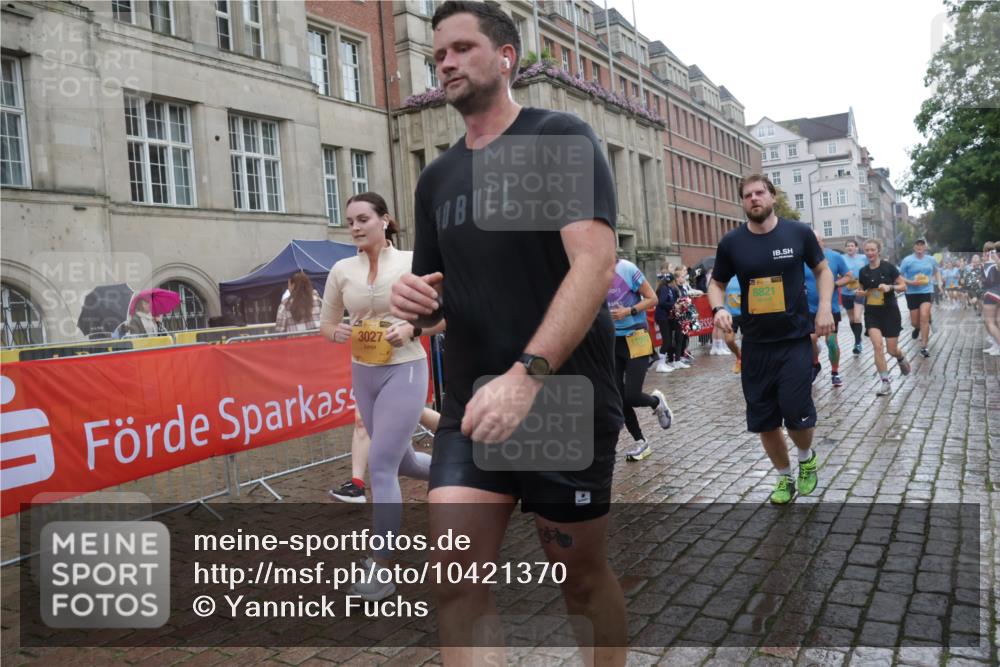13.09.2026 - Kiel Lauf Yannick Fuchs http://msf.ph/oto/10421370 13.09.2026 10:54:09 Ziel 243, 548, 1343, 1740, 2196, 2471, 2579, 2746, 3024, 3269, 3293, 3337, 3649, 4264, 4310, 4525, 4582, 5119, 5392, 5621, 5675, 5678, 5680, 6519, 6888, 7276, 7518, 7535, 8849, 8925, 9088, 9400, 9517, 9618, 9863, 10084, 10119, 10443, 11961, 12746, 183, 661, 1117, 1199, 1424, 2033, 2225, 2433, 2683, 2843, 3027, 3092, 3817, 3822, 3886, 3922, 3962, 4045, 4101, 4249, 4276, 4581, 4633, 4701, 4867, 5073, 5203, 5427, 5431, 5506, 5626, 5650, 5675, 5678, 5884, 7518, 183 meine-sportfotos.de
