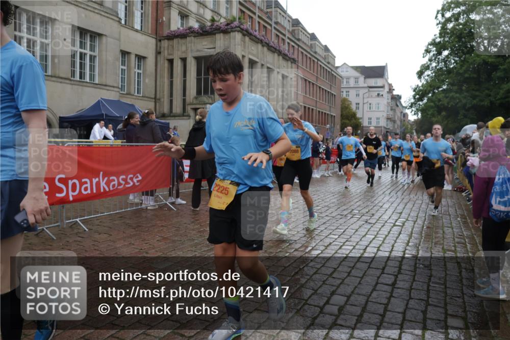 13.09.2026 - Kiel Lauf Yannick Fuchs http://msf.ph/oto/10421417 13.09.2026 10:54:14 Ziel 243, 394, 548, 932, 1343, 1613, 1740, 1765, 2196, 2471, 2579, 2746, 3293, 3337, 3649, 3729, 4264, 4310, 4525, 4582, 4827, 5119, 5392, 6519, 6888, 7276, 8640, 8849, 8925, 9088, 9400, 9863, 10084, 10119, 10443, 11961, 12746, 661, 1117, 1424, 1740, 2033, 2225, 2433, 2683, 2843, 3024, 3092, 3269, 3817, 3822, 3886, 3962, 4045, 4101, 4249, 4276, 4581, 4633, 4701, 4867, 5073, 5203, 5427, 5431, 5506, 5621, 5626, 5650, 5675, 5678, 5680, 5884, 7518, 7535, 9088, 183 meine-sportfotos.de