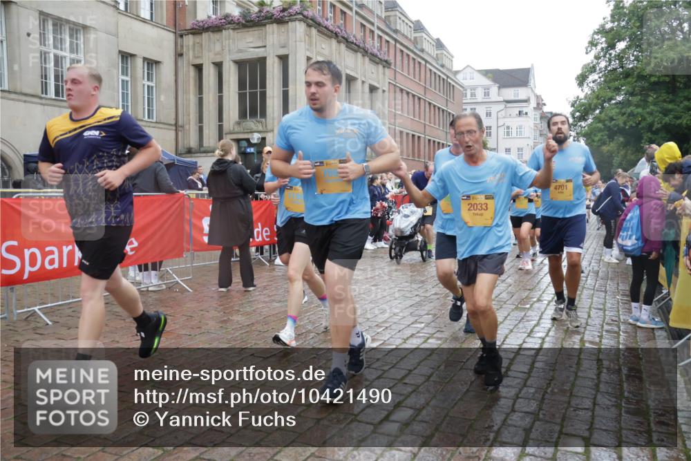 13.09.2026 - Kiel Lauf Yannick Fuchs http://msf.ph/oto/10421490 13.09.2026 10:54:24 Ziel 394, 932, 1127, 1613, 1765, 2259, 3729, 4246, 4310, 4827, 5318, 5560, 5578, 6063, 6208, 6571, 6887, 7558, 8328, 8640, 8711, 9655, 9863, 10049, 243, 548, 1117, 1343, 1740, 2033, 2196, 2471, 2579, 2683, 2746, 3024, 3092, 3269, 3293, 3337, 3649, 3817, 3822, 3886, 4045, 4101, 4264, 4276, 4310, 4525, 4581, 4582, 4701, 4867, 5119, 5203, 5392, 5431, 5506, 5621, 5626, 5650, 5675, 5678, 5680, 5884, 6519, 6888, 7276, 7518, 7535, 8849, 8925, 9088, 9400 meine-sportfotos.de