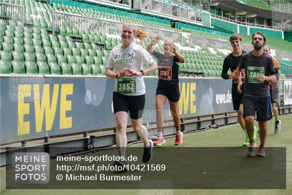 13.09.2026 - 21. swb-Marathon Bremen Michael Burmester http://msf.ph/oto/10421569 13.09.2026 12:59:29 Laufen im Stadion 135, 141, 148, 191, 226, 232, 260, 342, 511, 651, 672, 745, 789, 972, 1080, 1119, 1166, 1209, 1281, 1368, 1493, 1494, 1516, 1642, 1647, 1861, 1931, 1933, 1935, 1963, 2088, 2210, 2289, 2293, 2306, 2343, 2367, 2425, 2481, 2517, 2570, 2577, 2686, 2771, 2806, 2807, 2827, 2885, 2899, 2914, 2953, 2961, 2979, 3015, 3021, 3076, 3098, 3105, 3120, 3124, 3148, 3190, 3233, 3273, 3338, 3354, 3435, 3480, 3516, 3531, 3534, 3560, 3652, 3655, 3729, 3855, 3861, 3930, 3933, 3934, 205 meine-sportfotos.de
