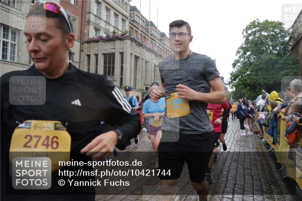 13.09.2026 - Kiel Lauf Yannick Fuchs http://msf.ph/oto/10421744 13.09.2026 10:54:44 Ziel 396, 459, 796, 1063, 1619, 1659, 1940, 2506, 3162, 3511, 3939, 3950, 4091, 4772, 4938, 5302, 5521, 5770, 5821, 5923, 6889, 7046, 7696, 8222, 8374, 8484, 8542, 8867, 9297, 9424, 10015, 10134, 10740, 11760, 12268, 12529, 243, 394, 548, 932, 1127, 1287, 1343, 1613, 1765, 2196, 2259, 2471, 2506, 2579, 2746, 3293, 3337, 3729, 4246, 4310, 4502, 4525, 4582, 4827, 5318, 5560, 5578, 6063, 6166, 6208, 6571, 6887, 6888, 7558, 8328, 8640, 8711, 8849, 9400, 9462, 9633, 454, 3084, 243 meine-sportfotos.de