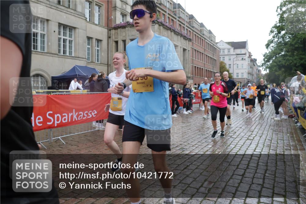 13.09.2026 - Kiel Lauf Yannick Fuchs http://msf.ph/oto/10421772 13.09.2026 10:54:46 Ziel 396, 459, 796, 1063, 1619, 1659, 1940, 2747, 3162, 3511, 3939, 3950, 4091, 4772, 4938, 5302, 5521, 5770, 5821, 5923, 6842, 6889, 7046, 7696, 8222, 8374, 8484, 8519, 8542, 9297, 9424, 10015, 10134, 10740, 12268, 12529, 243, 394, 548, 932, 1127, 1287, 1343, 1613, 1765, 2196, 2259, 2506, 2579, 3337, 3729, 4246, 4310, 4502, 4827, 5318, 5560, 5578, 6063, 6166, 6208, 6571, 6887, 6888, 7558, 8328, 8640, 8711, 8849, 9400, 9462, 9633, 454, 1815, 1973, 3084, 243 meine-sportfotos.de