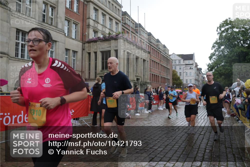 13.09.2026 - Kiel Lauf Yannick Fuchs http://msf.ph/oto/10421793 13.09.2026 10:54:48 Ziel 396, 454, 459, 796, 1063, 1619, 1659, 1940, 2747, 3162, 3511, 3939, 3950, 4091, 4772, 4938, 5302, 5521, 5770, 5890, 5923, 6842, 6889, 7046, 7419, 7696, 8222, 8374, 8484, 8519, 9297, 9424, 10015, 10134, 10148, 10740, 12268, 394, 932, 1127, 1287, 1613, 1765, 2259, 2506, 3729, 4246, 4310, 4502, 4827, 5318, 5560, 5578, 6063, 6166, 6208, 6571, 6887, 7558, 8328, 8640, 8711, 9462, 9633, 1459, 1815, 1973, 3084, 243 meine-sportfotos.de