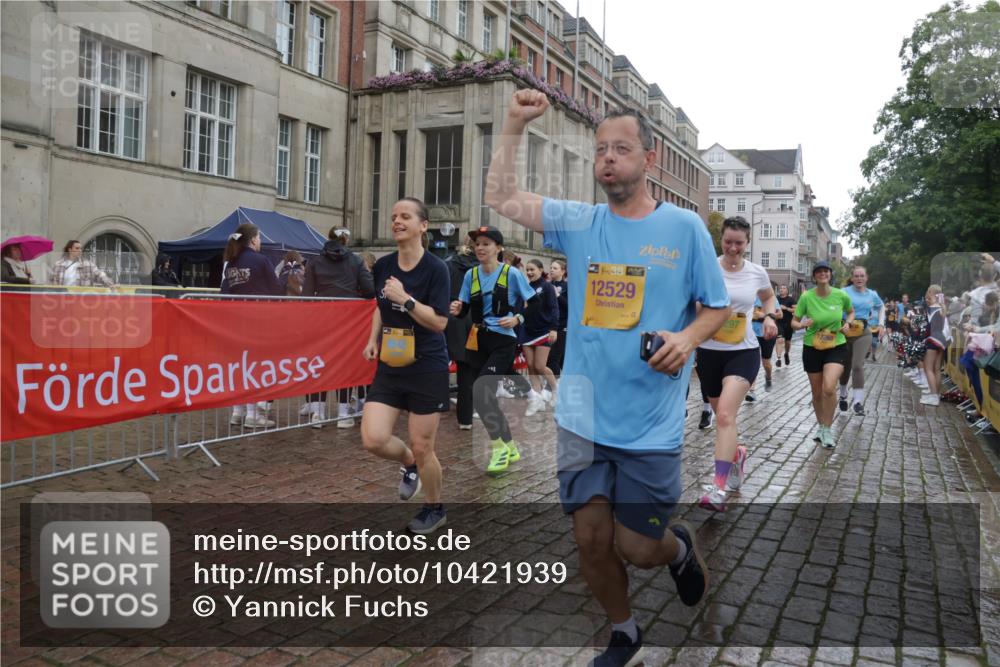 13.09.2026 - Kiel Lauf Yannick Fuchs http://msf.ph/oto/10421939 13.09.2026 10:55:11 Ziel 185, 1459, 1815, 1851, 1973, 2339, 2548, 2738, 3084, 3429, 3903, 4403, 4678, 4898, 5104, 5645, 5834, 6193, 6490, 6498, 6501, 6583, 6991, 7118, 7450, 7566, 7722, 8121, 8714, 8791, 8845, 9131, 10032, 10061, 10354, 10571, 11157, 11325, 11358, 11453, 12176, 12444, 396, 454, 459, 575, 796, 1063, 1232, 1619, 1659, 1940, 2198, 2357, 2554, 2747, 2813, 3162, 3511, 3699, 3939, 3950, 4091, 4369, 4370, 4625, 4652, 4665, 4772, 4902, 7722, 34, 313 meine-sportfotos.de