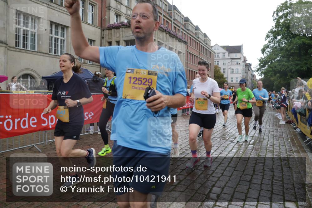 13.09.2026 - Kiel Lauf Yannick Fuchs http://msf.ph/oto/10421941 13.09.2026 10:55:11 Ziel 185, 1459, 1815, 1851, 1973, 2339, 2548, 2738, 3084, 3429, 3903, 4403, 4678, 4898, 5104, 5645, 5834, 6193, 6490, 6498, 6501, 6583, 6991, 7118, 7450, 7566, 7722, 8121, 8714, 8791, 8845, 9131, 10032, 10061, 10354, 10571, 11157, 11325, 11358, 11453, 12176, 12444, 396, 454, 459, 575, 796, 1063, 1232, 1619, 1659, 1940, 2198, 2357, 2554, 2747, 2813, 3162, 3511, 3699, 3939, 3950, 4091, 4369, 4370, 4625, 4652, 4665, 4772, 4902, 7722, 34, 313 meine-sportfotos.de