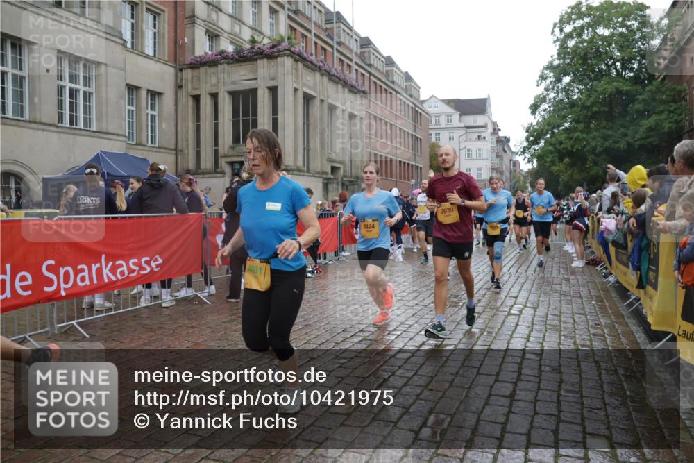 13.09.2026 - Kiel Lauf Yannick Fuchs http://msf.ph/oto/10421975 13.09.2026 10:55:16 Ziel 185, 313, 1459, 1851, 1973, 2330, 2331, 2738, 3429, 3645, 3903, 4403, 4678, 4898, 5104, 5485, 5645, 5834, 6490, 6498, 6501, 6800, 6991, 7118, 7450, 7566, 8714, 8791, 8845, 9131, 10032, 10061, 10354, 10571, 10936, 11325, 11358, 11751, 12176, 12610, 396, 454, 459, 575, 796, 1063, 1232, 1619, 1659, 1815, 1940, 1973, 2198, 2339, 2357, 2548, 2554, 2747, 2813, 3084, 3162, 3511, 3699, 3939, 3950, 4091, 4369, 4370, 4625, 4652, 4665, 4772, 4902, 6193, 6583, 7722, 8121, 34 meine-sportfotos.de