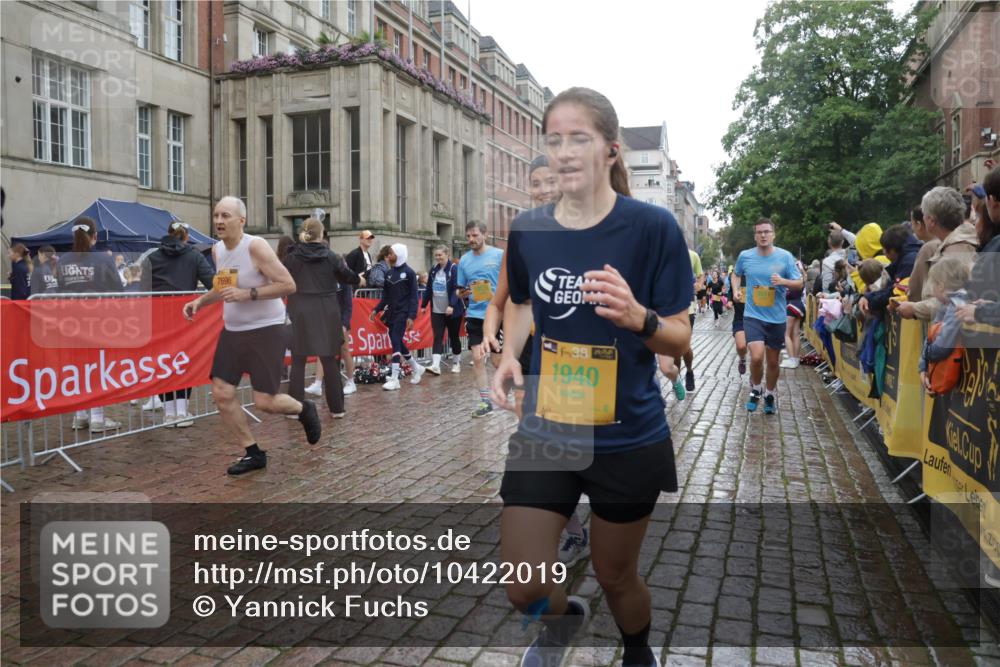 13.09.2026 - Kiel Lauf Yannick Fuchs http://msf.ph/oto/10422019 13.09.2026 10:55:20 Ziel 185, 313, 428, 1841, 1851, 2330, 2331, 2738, 3379, 3429, 3645, 3903, 4403, 4678, 4898, 5485, 5834, 6490, 6800, 6991, 7118, 7450, 7566, 8791, 8845, 9131, 9858, 10061, 10354, 10936, 11325, 11358, 11751, 12610, 396, 454, 459, 575, 796, 1232, 1459, 1619, 1659, 1815, 1940, 1973, 2198, 2339, 2357, 2548, 2554, 2738, 2747, 2813, 3084, 3162, 3511, 3699, 3903, 3950, 4369, 4370, 4625, 4652, 4665, 4898, 4902, 5104, 5645, 6193, 6490, 6498, 6501, 6583, 6991, 7722, 8121, 34, 396, 1619 meine-sportfotos.de