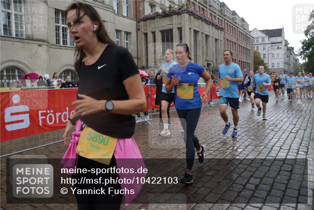 13.09.2026 - Kiel Lauf Yannick Fuchs http://msf.ph/oto/10422103 13.09.2026 10:55:26 Ziel 34, 313, 428, 1841, 2330, 2331, 3379, 3645, 5485, 5544, 5572, 5903, 6800, 6880, 7148, 7568, 7966, 8765, 8772, 9858, 10597, 10722, 10936, 11751, 11946, 12500, 12610, 185, 454, 575, 1232, 1459, 1815, 1851, 1973, 2198, 2339, 2357, 2548, 2554, 2738, 2813, 3084, 3429, 3699, 3903, 4369, 4370, 4403, 4625, 4652, 4665, 4678, 4898, 4902, 5104, 5645, 5834, 6193, 6490, 6498, 6501, 6583, 6991, 7118, 7450, 7566, 7722, 8121, 8791, 396, 1619 meine-sportfotos.de