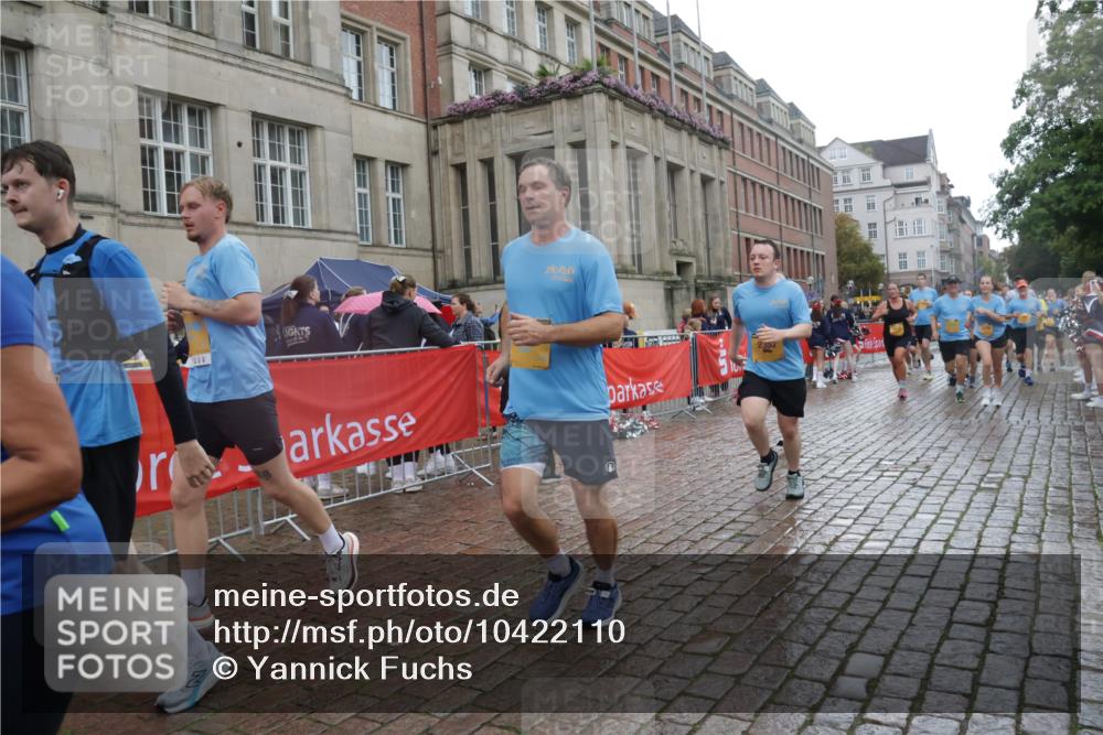 13.09.2026 - Kiel Lauf Yannick Fuchs http://msf.ph/oto/10422110 13.09.2026 10:55:27 Ziel 34, 313, 428, 1841, 2330, 2331, 3379, 3645, 4519, 5485, 5544, 5572, 5822, 5903, 6800, 6880, 7148, 7568, 7966, 8765, 8772, 9014, 9858, 10597, 10722, 10936, 11751, 11946, 12500, 12610, 185, 454, 575, 1232, 1459, 1815, 1851, 1973, 2198, 2339, 2357, 2548, 2554, 2738, 2813, 3084, 3429, 3645, 3699, 3903, 4369, 4370, 4403, 4625, 4652, 4665, 4678, 4898, 4902, 5104, 5645, 5834, 6193, 6490, 6498, 6501, 6583, 6991, 7118, 7450, 7566, 7722, 8121, 8791, 396, 1619 meine-sportfotos.de