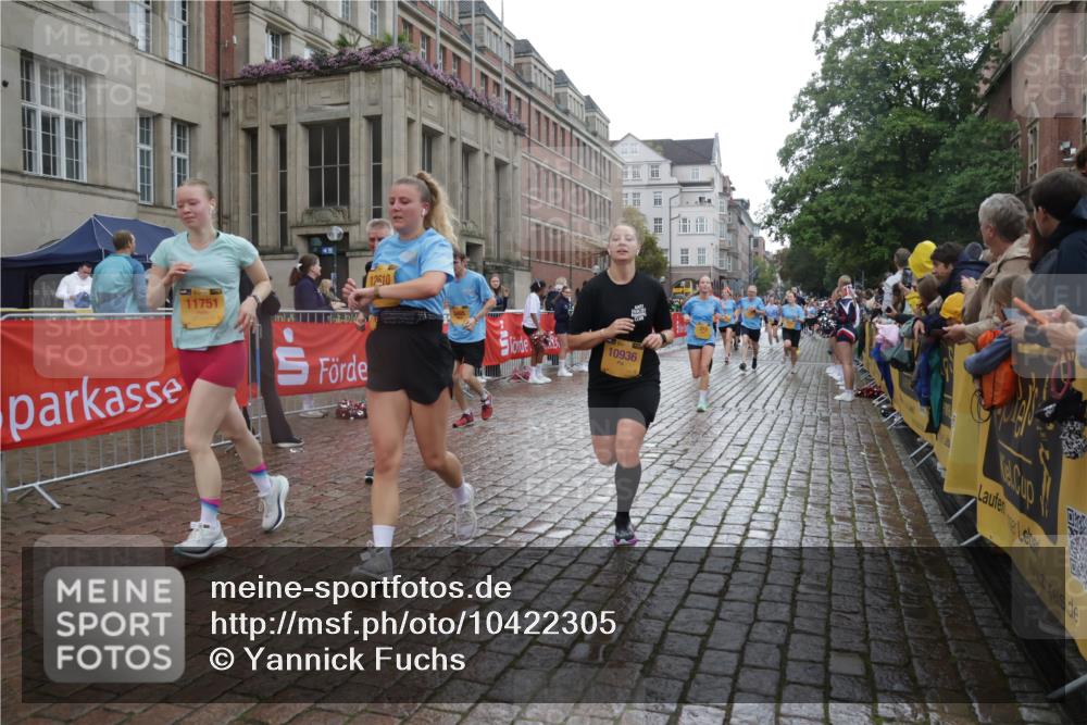 13.09.2026 - Kiel Lauf Yannick Fuchs http://msf.ph/oto/10422305 13.09.2026 10:55:51 Ziel 280, 566, 1264, 1673, 1929, 2264, 2589, 2798, 3297, 4556, 4747, 5034, 5279, 5752, 5772, 7707, 7851, 7988, 8631, 8722, 8733, 11036, 11196, 12327, 12499, 12579, 34, 313, 428, 1841, 1885, 2190, 2208, 2330, 2331, 3105, 3297, 3379, 3539, 3645, 4519, 4594, 5485, 5544, 5572, 5822, 5903, 6753, 6800, 6880, 6922, 7148, 7568, 7966, 8330, 8346, 8632, 8765, 8772, 9014, 9651, 9653, 9858, 10597, 10722, 11621, 11946, 11952, 12500, 574, 778, 7483, 7118, 7566, 8845 meine-sportfotos.de