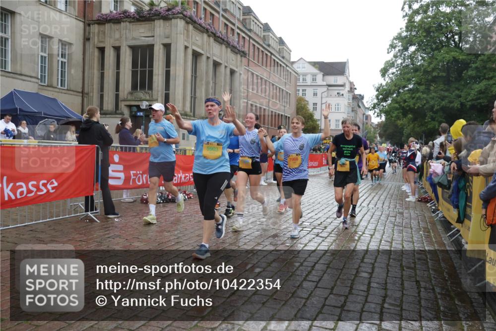 13.09.2026 - Kiel Lauf Yannick Fuchs http://msf.ph/oto/10422354 13.09.2026 10:55:59 Ziel 350, 429, 712, 774, 775, 2264, 2564, 2798, 4556, 5279, 5553, 5752, 5772, 6572, 7707, 7851, 7995, 8073, 8158, 8733, 8813, 8910, 9069, 12316, 12579, 34, 280, 566, 1264, 1673, 1841, 1885, 1929, 2190, 2208, 2589, 3105, 3297, 3539, 4519, 4594, 4747, 5034, 5544, 5572, 5822, 5903, 6753, 6880, 6922, 7148, 7568, 7966, 7988, 8330, 8346, 8631, 8632, 8722, 8765, 8772, 9014, 9651, 9653, 10597, 10722, 11036, 11196, 11621, 11946, 11952, 12327, 12499, 12500, 574, 778, 7483 meine-sportfotos.de