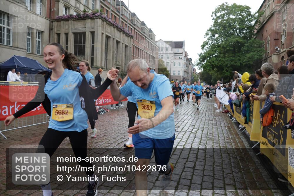 13.09.2026 - Kiel Lauf Yannick Fuchs http://msf.ph/oto/10422876 13.09.2026 10:56:50 Ziel 452, 1115, 1302, 2675, 3015, 4367, 4912, 5150, 6723, 7209, 7542, 7912, 8045, 8799, 9171, 10068, 11211, 11458, 12144, 12721, 248, 476, 929, 1139, 1157, 1504, 1557, 1618, 1666, 1805, 2075, 2454, 2526, 2560, 2674, 2880, 3000, 3061, 3286, 3410, 3413, 3466, 4180, 4209, 4440, 4806, 5067, 5593, 5682, 5683, 6067, 6530, 6882, 6884, 7209, 7594, 7642, 7912, 8989, 8997, 9674, 10264, 10509, 10621, 10659, 502, 1461, 2632, 5467, 5532, 6540, 778, 10750, 10774, 12171 meine-sportfotos.de