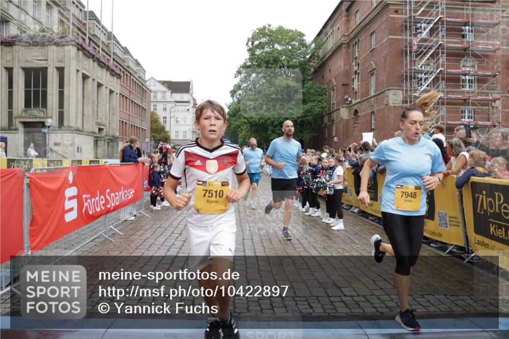 13.09.2026 - Kiel Lauf Yannick Fuchs http://msf.ph/oto/10422897 13.09.2026 09:43:54 Ziel 654, 4522, 5026, 5171, 5857, 7510, 7948, 9814, 10641, 10931, 12376, 40, 401, 1049, 1833, 1857, 4171, 4256, 5964, 6377, 7773, 7857, 7905, 8066, 8770, 8834, 9323, 9934, 10189, 10300, 10460, 11246, 12101, 12164, 12575, 793, 4092, 4283, 6550, 7753, 8300, 11653, 11655, 12098, 12373, 255, 623, 1508, 5929, 6377, 7099, 7532, 8808, 9933, 10118 meine-sportfotos.de