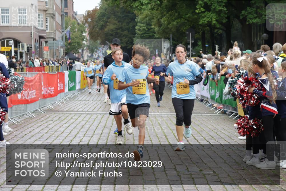 13.09.2026 - Kiel Lauf Yannick Fuchs http://msf.ph/oto/10423029 13.09.2026 09:44:11 Ziel 537, 793, 2031, 4092, 4283, 6550, 7753, 8300, 11653, 11655, 12098, 12373, 12437, 654, 1833, 4522, 5026, 5171, 5857, 5964, 7510, 7948, 9323, 9814, 9934, 10460, 10641, 10931, 12164, 12376, 801, 958, 1053, 1849, 1866, 2045, 2212, 2437, 2868, 3688, 4098, 4573, 6892, 7121, 7430, 7744, 12318, 40, 1049, 1833, 1857, 4171, 7773, 7905, 8770, 8834, 10300, 10460, 11246, 12101, 12164, 12575 meine-sportfotos.de
