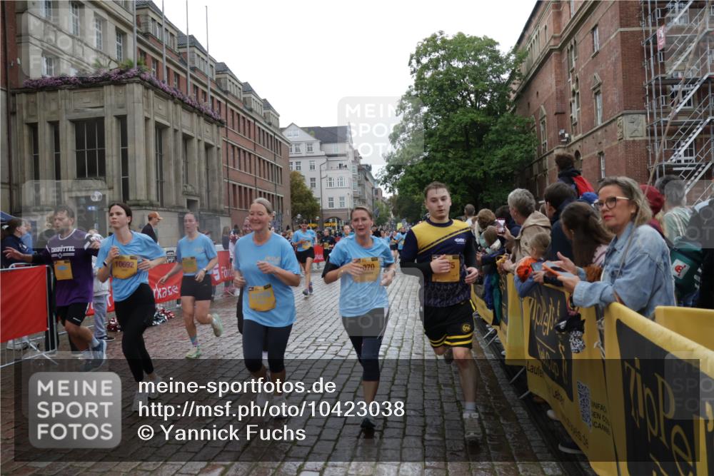 13.09.2026 - Kiel Lauf Yannick Fuchs http://msf.ph/oto/10423038 13.09.2026 10:58:06 Ziel 721, 833, 905, 987, 1220, 1351, 1778, 2234, 3325, 4340, 4592, 5154, 5163, 5232, 5540, 5958, 6345, 6353, 7412, 8253, 8470, 8996, 10086, 10318, 10765, 10785, 11238, 11613, 12204, 12633, 12634, 12840, 156, 252, 352, 353, 538, 675, 1070, 1517, 1528, 1567, 2081, 2234, 3111, 3548, 3575, 3661, 3667, 3933, 4250, 4497, 4686, 4754, 4765, 4997, 5112, 5375, 5458, 5594, 6425, 6697, 6715, 6805, 7255, 8548, 8903, 10692, 10908, 11345, 11554, 11762, 11775, 91, 819, 1253 meine-sportfotos.de