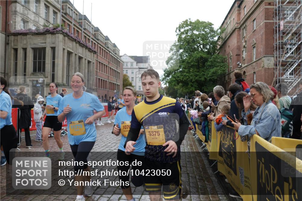 13.09.2026 - Kiel Lauf Yannick Fuchs http://msf.ph/oto/10423050 13.09.2026 10:58:07 Ziel 721, 833, 905, 987, 1220, 1351, 1778, 3325, 3326, 4340, 4592, 5154, 5163, 5232, 5540, 5958, 6345, 6353, 6982, 7412, 8253, 8470, 9309, 10086, 10318, 10765, 10785, 11238, 11613, 12204, 12633, 12634, 12840, 156, 252, 352, 353, 538, 675, 1070, 1517, 1528, 1567, 2081, 2234, 3111, 3548, 3575, 3661, 3667, 3933, 4250, 4497, 4686, 4754, 4765, 4997, 5112, 5375, 5458, 5594, 6353, 6425, 6697, 6715, 6805, 7255, 8548, 8903, 10692, 10908, 11345, 11554, 11762, 11775, 91, 819, 1253 meine-sportfotos.de