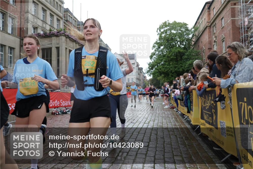13.09.2026 - Kiel Lauf Yannick Fuchs http://msf.ph/oto/10423089 13.09.2026 10:58:16 Ziel 721, 819, 833, 987, 1253, 1351, 1404, 1910, 2309, 3222, 3325, 3326, 3671, 4160, 4212, 4592, 5172, 5314, 5540, 5668, 6345, 6982, 7256, 7340, 7412, 9309, 9458, 9476, 10364, 10785, 10805, 11238, 11613, 12123, 12456, 12701, 12821, 12840, 252, 352, 353, 538, 905, 1220, 1351, 1517, 1528, 1567, 1778, 2234, 3111, 3548, 3575, 3661, 3667, 3933, 4250, 4340, 4497, 4592, 4754, 4765, 4997, 5154, 5163, 5232, 5458, 5958, 6353, 6425, 6805, 8548, 11345, 91 meine-sportfotos.de