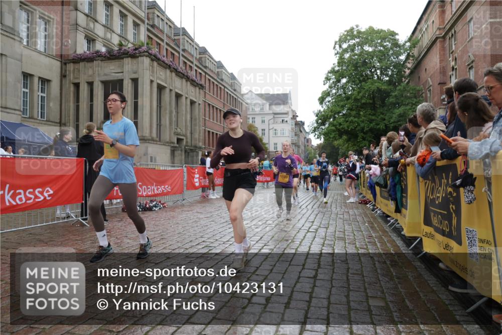 13.09.2026 - Kiel Lauf Yannick Fuchs http://msf.ph/oto/10423131 13.09.2026 10:58:18 Ziel 721, 819, 833, 987, 1253, 1404, 1858, 1910, 2309, 2752, 3222, 3325, 3326, 3671, 3842, 4160, 4212, 5172, 5314, 5605, 5668, 6345, 6982, 7256, 7340, 7482, 7949, 9309, 9458, 9476, 9827, 10364, 10805, 11460, 12123, 12199, 12456, 12701, 12821, 12840, 352, 353, 721, 905, 1220, 1351, 1517, 1528, 1567, 1778, 2234, 3111, 3575, 3661, 4250, 4340, 4497, 4592, 4754, 4765, 5154, 5163, 5232, 5458, 5540, 5958, 6353, 6425, 6805, 91 meine-sportfotos.de