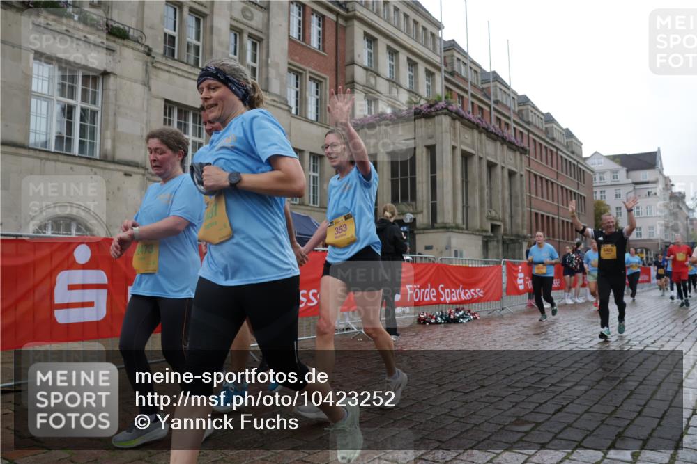 13.09.2026 - Kiel Lauf Yannick Fuchs http://msf.ph/oto/10423252 13.09.2026 10:58:27 Ziel 91, 971, 1404, 1858, 1978, 2309, 2461, 2752, 2965, 3235, 3237, 3559, 3671, 3833, 3842, 4212, 4456, 5605, 5775, 6906, 7315, 7340, 7367, 7482, 7856, 7949, 8752, 9458, 9809, 9827, 9937, 10135, 10364, 10503, 10805, 10878, 11023, 11460, 11759, 12199, 12345, 352, 353, 721, 819, 833, 905, 987, 1220, 1253, 1351, 1778, 1910, 2234, 2309, 3222, 3325, 3326, 4160, 4340, 4497, 4592, 5154, 5163, 5172, 5232, 5314, 5540, 5668, 5958, 6345, 6353, 6425, 6982, 7256, 7340 meine-sportfotos.de