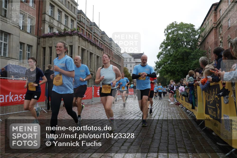 13.09.2026 - Kiel Lauf Yannick Fuchs http://msf.ph/oto/10423328 13.09.2026 10:58:34 Ziel 79, 91, 971, 1978, 2461, 2965, 3235, 3237, 3559, 3833, 4395, 4456, 5775, 6497, 6906, 7315, 7367, 7738, 7856, 7888, 8004, 8381, 8752, 9132, 9417, 9809, 9937, 10135, 10503, 10878, 11023, 11514, 11759, 12345, 12672, 721, 819, 833, 905, 987, 1220, 1253, 1351, 1404, 1778, 1858, 1910, 1978, 2309, 2752, 3222, 3325, 3326, 3559, 3671, 3842, 4160, 4212, 4592, 5154, 5163, 5172, 5314, 5540, 5605, 5668, 5958, 6345, 6982, 7256, 7340, 7482, 7856, 7949, 9458, 9809, 9827, 1778 meine-sportfotos.de
