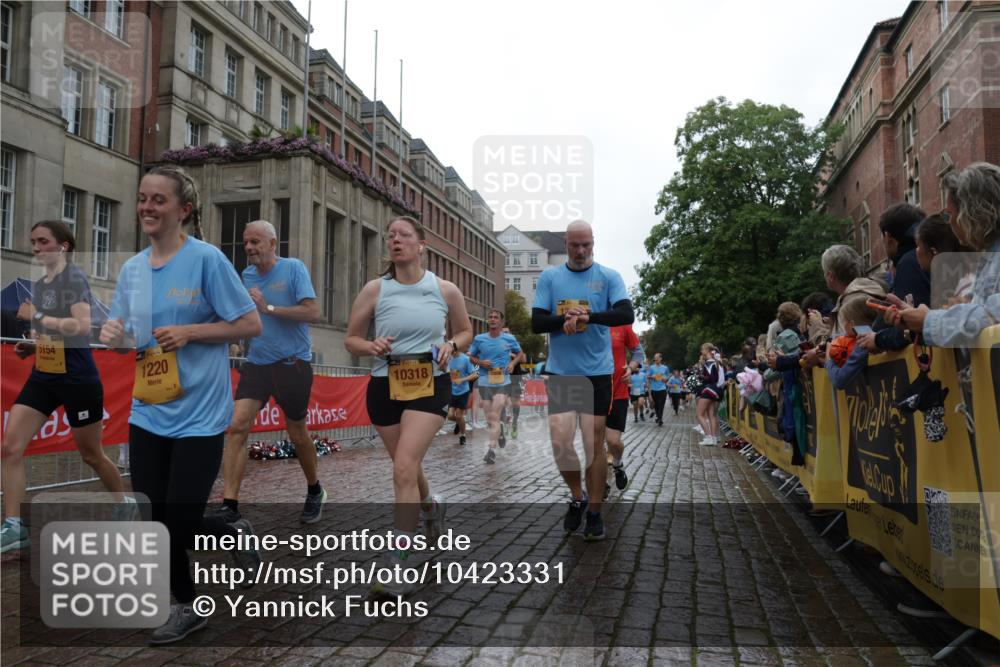 13.09.2026 - Kiel Lauf Yannick Fuchs http://msf.ph/oto/10423331 13.09.2026 10:58:34 Ziel 79, 91, 971, 1978, 2461, 2965, 3235, 3237, 3559, 3833, 4395, 4456, 5775, 6497, 6906, 7315, 7367, 7738, 7856, 7888, 8004, 8381, 8752, 9132, 9417, 9809, 9937, 10135, 10503, 10878, 11023, 11514, 11759, 12345, 12672, 721, 819, 833, 905, 987, 1220, 1253, 1351, 1404, 1778, 1858, 1910, 1978, 2309, 2752, 3222, 3325, 3326, 3559, 3671, 3842, 4160, 4212, 4592, 5154, 5163, 5172, 5314, 5540, 5605, 5668, 5958, 6345, 6982, 7256, 7340, 7482, 7856, 7949, 9458, 9809, 9827, 1778 meine-sportfotos.de