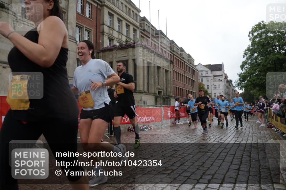 13.09.2026 - Kiel Lauf Yannick Fuchs http://msf.ph/oto/10423354 13.09.2026 10:58:37 Ziel 79, 971, 1521, 2156, 2461, 2473, 2965, 3235, 3237, 4395, 4456, 5775, 6497, 6906, 7367, 7738, 7888, 8004, 8381, 8752, 8841, 9132, 9417, 9937, 10135, 10878, 11514, 12659, 12672, 91, 721, 819, 833, 905, 987, 1253, 1351, 1404, 1778, 1858, 1910, 1978, 2309, 2752, 3222, 3325, 3326, 3559, 3671, 3833, 3842, 4160, 4212, 4592, 5172, 5314, 5540, 5605, 5668, 5958, 6345, 6982, 7256, 7315, 7340, 7482, 7856, 7949, 9458, 9809, 9827, 9937, 10503, 11023, 905, 1778, 8253 meine-sportfotos.de