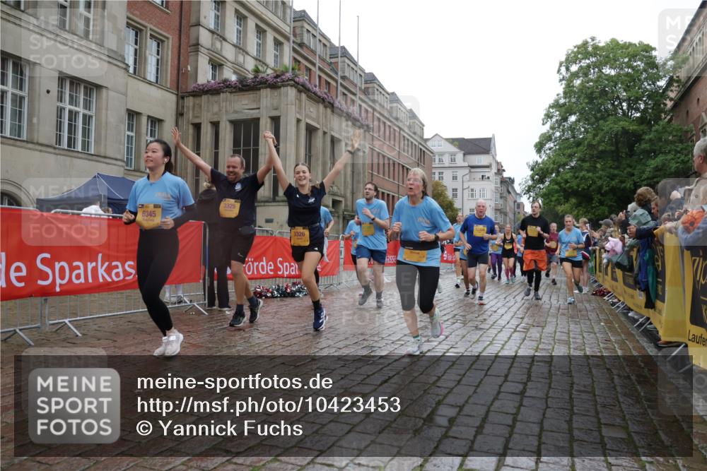 13.09.2026 - Kiel Lauf Yannick Fuchs http://msf.ph/oto/10423453 13.09.2026 10:58:45 Ziel 79, 1521, 2156, 2307, 2473, 2559, 2896, 2994, 3943, 3944, 4395, 6497, 7888, 8004, 8059, 8348, 8841, 9417, 10969, 11514, 11699, 12659, 12672, 91, 819, 833, 971, 1253, 1404, 1858, 1910, 1978, 2309, 2461, 2752, 2965, 3222, 3235, 3237, 3325, 3326, 3559, 3671, 3833, 3842, 4160, 4212, 4456, 5172, 5314, 5605, 5668, 5775, 6345, 6906, 6982, 7256, 7315, 7340, 7367, 7482, 7738, 7856, 7888, 7949, 8381, 8752, 9132, 9417, 9458, 9809, 9827, 9937, 10135, 10503, 10878, 11023, 724, 905, 8253 meine-sportfotos.de