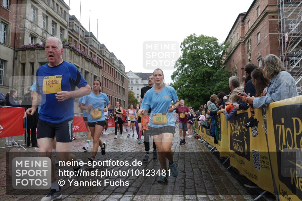 13.09.2026 - Kiel Lauf Yannick Fuchs http://msf.ph/oto/10423481 13.09.2026 10:58:47 Ziel 79, 1521, 2156, 2307, 2473, 2559, 2896, 2994, 3943, 3944, 6497, 8004, 8059, 8348, 8841, 9306, 9387, 10969, 11087, 11699, 12659, 12672, 12694, 91, 819, 971, 1253, 1404, 1858, 1910, 1978, 2309, 2461, 2752, 2965, 3222, 3235, 3237, 3326, 3559, 3671, 3833, 3842, 4160, 4212, 4395, 4456, 5172, 5314, 5605, 5668, 5775, 6906, 6982, 7256, 7315, 7340, 7367, 7482, 7738, 7856, 7888, 7949, 8004, 8381, 8752, 9132, 9417, 9458, 9809, 9827, 9937, 10135, 10503, 10878, 11023, 12672, 724 meine-sportfotos.de