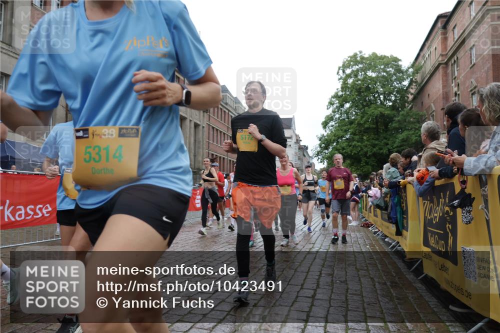 13.09.2026 - Kiel Lauf Yannick Fuchs http://msf.ph/oto/10423491 13.09.2026 10:58:48 Ziel 79, 1521, 1729, 2156, 2307, 2473, 2559, 2896, 2994, 3943, 3944, 6497, 8059, 8348, 8841, 9306, 9313, 9387, 10969, 11087, 11699, 12659, 12694, 79, 91, 819, 971, 1253, 1404, 1858, 1910, 1978, 2309, 2461, 2752, 2965, 3222, 3235, 3237, 3559, 3671, 3833, 3842, 4160, 4212, 4395, 4456, 5172, 5314, 5605, 5668, 5775, 6497, 6906, 7256, 7315, 7340, 7367, 7482, 7738, 7856, 7888, 7949, 8004, 8381, 8752, 9132, 9417, 9458, 9809, 9827, 9937, 10135, 10503, 10878, 11023, 12672, 724 meine-sportfotos.de