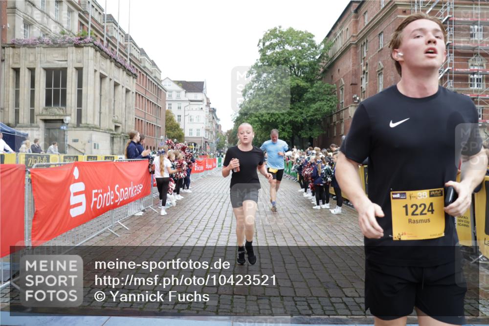 13.09.2026 - Kiel Lauf Yannick Fuchs http://msf.ph/oto/10423521 13.09.2026 09:44:49 Ziel 1224, 4118, 4693, 5939, 6023, 7356, 7460, 9986, 10777, 11043, 11046, 11239, 12218, 537, 793, 801, 912, 958, 1053, 1849, 1866, 2031, 2045, 2212, 2437, 2787, 2868, 3198, 3209, 3688, 4098, 4316, 4573, 6892, 6895, 7121, 7430, 7744, 12161, 12318, 12437, 98, 312, 2456, 2704, 2786, 3138, 3517, 3717, 5562, 6135, 8028, 8189, 10006, 12676, 537, 793, 2031, 2437, 4092, 7753, 12373, 12437 meine-sportfotos.de