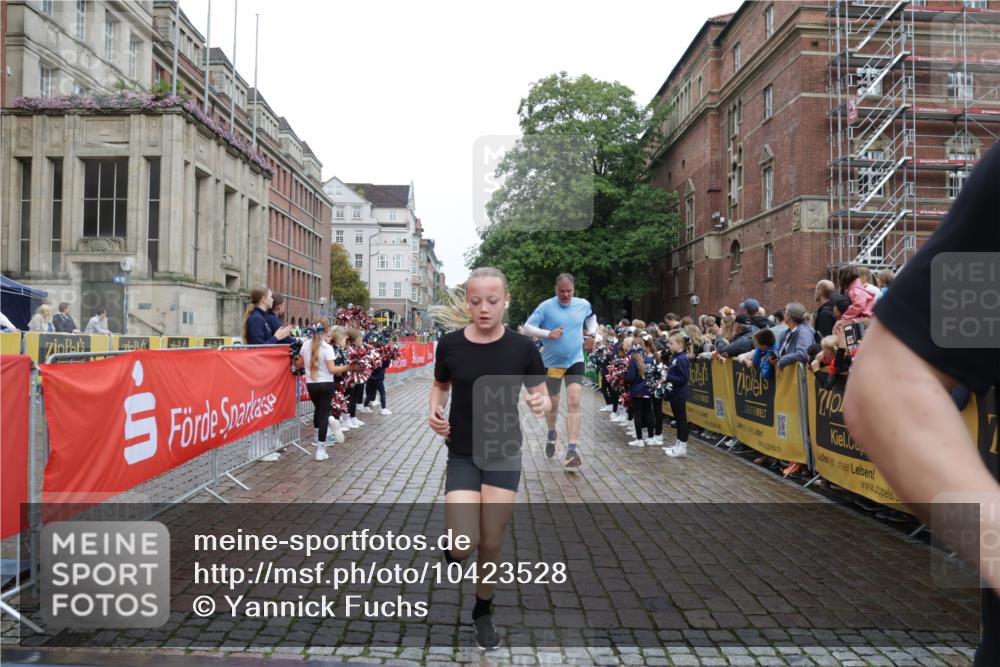 13.09.2026 - Kiel Lauf Yannick Fuchs http://msf.ph/oto/10423528 13.09.2026 09:44:49 Ziel 1224, 4118, 4693, 5939, 6023, 7356, 7460, 9986, 10777, 11043, 11046, 11239, 12218, 537, 793, 801, 912, 958, 1053, 1849, 1866, 2031, 2045, 2212, 2437, 2787, 2868, 3198, 3209, 3688, 4098, 4316, 4573, 6892, 6895, 7121, 7430, 7744, 12161, 12318, 12437, 98, 312, 2456, 2704, 2786, 3138, 3517, 3717, 5562, 6135, 8028, 8189, 10006, 12676, 537, 793, 2031, 2437, 4092, 7753, 12373, 12437 meine-sportfotos.de