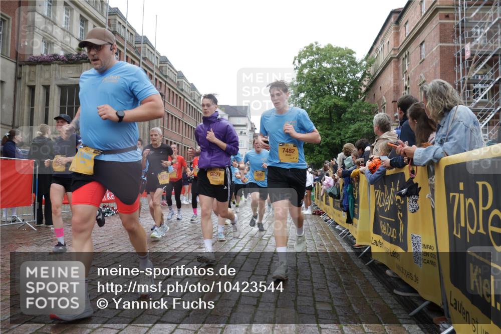 13.09.2026 - Kiel Lauf Yannick Fuchs http://msf.ph/oto/10423544 13.09.2026 10:58:56 Ziel 788, 1085, 1094, 1729, 1990, 2265, 2307, 2557, 2559, 2994, 3943, 3944, 7757, 8059, 8188, 8348, 9306, 9313, 9387, 10654, 10655, 10969, 11087, 11585, 12223, 12520, 12694, 79, 91, 971, 1521, 1858, 1978, 2156, 2307, 2461, 2473, 2752, 2896, 2965, 3235, 3237, 3559, 3833, 3842, 4395, 4456, 5605, 5775, 6497, 6906, 7315, 7367, 7482, 7738, 7856, 7888, 7949, 8004, 8381, 8752, 8841, 9132, 9417, 9809, 9827, 9937, 10135, 10503, 10878, 11023, 11699, 12659, 12672, 724, 2385, 2639, 3480 meine-sportfotos.de