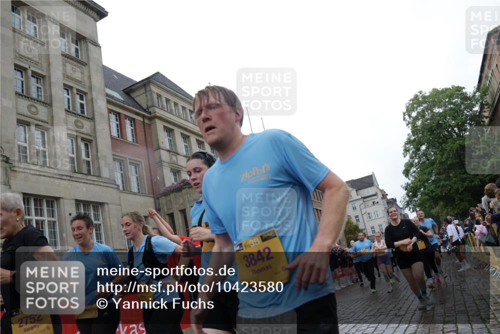 13.09.2026 - Kiel Lauf Yannick Fuchs http://msf.ph/oto/10423580 13.09.2026 10:58:58 Ziel 788, 1085, 1094, 1729, 1990, 2265, 2557, 2559, 2862, 2994, 3943, 3944, 7757, 8059, 8188, 8348, 9306, 9313, 9387, 10167, 10654, 10655, 10969, 11087, 11585, 12223, 12520, 12694, 79, 91, 971, 1521, 1978, 2156, 2307, 2461, 2473, 2752, 2896, 2965, 2994, 3235, 3237, 3559, 3833, 3842, 4395, 4456, 5605, 5775, 6497, 6906, 7315, 7367, 7738, 7856, 7888, 7949, 8004, 8381, 8752, 8841, 9132, 9417, 9809, 9937, 10135, 10503, 10878, 11023, 11699, 12659, 12672, 724, 2385, 2639, 3480 meine-sportfotos.de