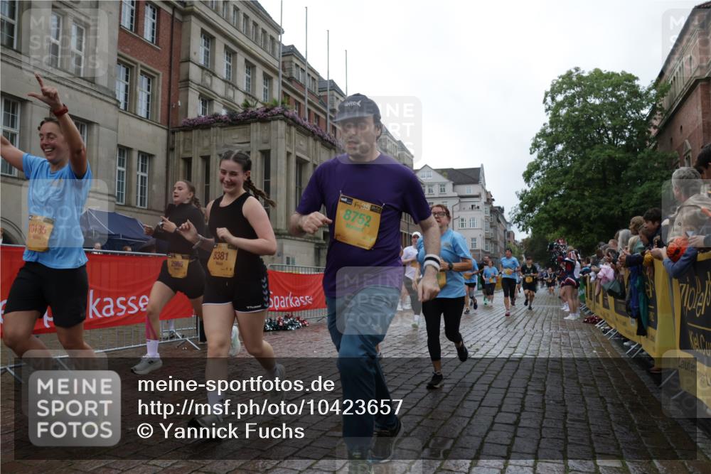 13.09.2026 - Kiel Lauf Yannick Fuchs http://msf.ph/oto/10423657 13.09.2026 10:59:06 Ziel 724, 788, 1085, 1094, 1990, 2557, 2862, 3332, 3480, 4192, 4609, 5188, 7417, 7757, 8188, 10167, 10255, 10551, 10654, 10655, 11126, 11585, 79, 1094, 1521, 1729, 1990, 2156, 2265, 2307, 2473, 2559, 2896, 2965, 2994, 3943, 3944, 4395, 4456, 6497, 7738, 7888, 8004, 8059, 8348, 8381, 8752, 8841, 9132, 9306, 9313, 9387, 9417, 10135, 10969, 11087, 11699, 12223, 12520, 12659, 12672, 1825, 2385, 2394, 2639, 2771, 2828, 4342, 5891, 5987, 6693, 7066, 7112, 7734 meine-sportfotos.de