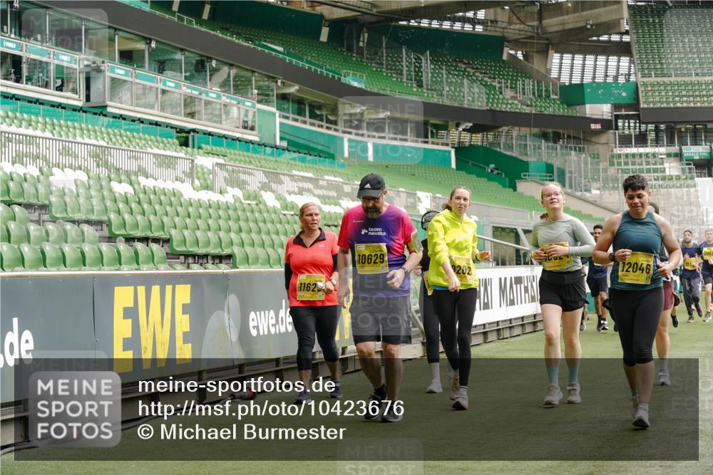 13.09.2026 - 21. swb-Marathon Bremen Michael Burmester http://msf.ph/oto/10423676 13.09.2026 10:46:36 Laufen im Stadion 10137, 10161, 10194, 10202, 10242, 10344, 10349, 10430, 10472, 10524, 10535, 10600, 10651, 10895, 10933, 10970, 11050, 11181, 11200, 11244, 11296, 11309, 11367, 11457, 11529, 11530, 11546, 11573, 11574, 11579, 11639, 11675, 11709, 11760, 11821, 12089, 12153, 12177, 12178, 12211, 12224, 12285, 12316, 12317, 12374, 12422, 12462, 12539, 10002, 10004, 10005, 10148, 10271, 10303, 10325, 10330, 10335, 10361, 10362, 10459, 10513, 10756, 10779, 10882, 10997 meine-sportfotos.de