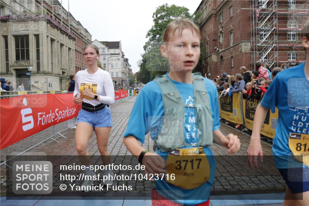13.09.2026 - Kiel Lauf Yannick Fuchs http://msf.ph/oto/10423716 13.09.2026 09:45:04 Ziel 98, 312, 2456, 2704, 2786, 3138, 3517, 3717, 4118, 5562, 6135, 8028, 8189, 10006, 11043, 12676, 912, 1224, 1866, 2045, 2212, 2787, 3198, 3209, 4118, 4316, 4693, 5939, 6023, 6895, 7356, 7460, 9986, 10777, 11043, 11046, 11239, 12161, 12218, 1503, 2282, 3408, 3479, 3503, 3507, 4606, 5103, 5399, 5400, 5672, 5811, 6097, 6098, 6556, 8854, 9425, 9760, 9897, 12347, 12348, 12351, 801, 958, 1849, 1866, 2045, 2212, 2868, 3198, 4098, 7744 meine-sportfotos.de