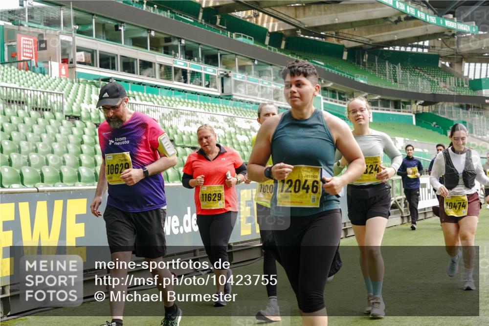 13.09.2026 - 21. swb-Marathon Bremen Michael Burmester http://msf.ph/oto/10423755 13.09.2026 10:46:40 Laufen im Stadion 10137, 10161, 10202, 10242, 10349, 10430, 10472, 10524, 10535, 10600, 10651, 10895, 10933, 10970, 11050, 11181, 11200, 11244, 11296, 11309, 11367, 11457, 11529, 11530, 11546, 11573, 11574, 11579, 11639, 11675, 11709, 11760, 11821, 12089, 12153, 12157, 12177, 12178, 12211, 12285, 12316, 12317, 12374, 12422, 12462, 12539, 10002, 10004, 10005, 10148, 10271, 10303, 10325, 10330, 10335, 10361, 10362, 10459, 10513, 10756, 10779, 10882, 10997 meine-sportfotos.de