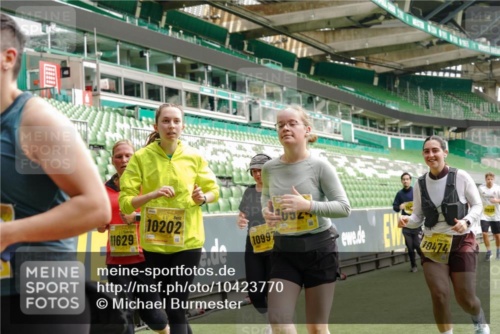 13.09.2026 - 21. swb-Marathon Bremen Michael Burmester http://msf.ph/oto/10423770 13.09.2026 10:46:41 Laufen im Stadion 10137, 10161, 10202, 10242, 10349, 10430, 10472, 10524, 10535, 10651, 10895, 10933, 10970, 11050, 11181, 11200, 11244, 11296, 11309, 11367, 11457, 11529, 11530, 11546, 11573, 11574, 11579, 11639, 11675, 11709, 11760, 11821, 12089, 12153, 12157, 12177, 12178, 12211, 12285, 12316, 12317, 12374, 12422, 12462, 12539, 10002, 10004, 10005, 10148, 10271, 10303, 10325, 10330, 10335, 10361, 10362, 10459, 10513, 10756, 10779, 10882, 10997, 11355 meine-sportfotos.de
