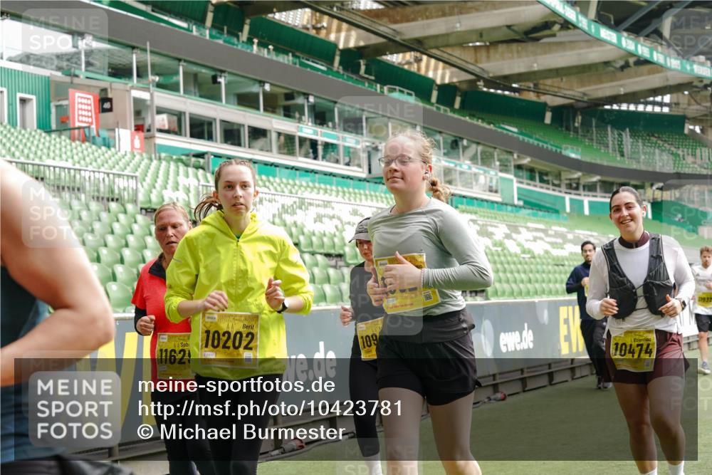 13.09.2026 - 21. swb-Marathon Bremen Michael Burmester http://msf.ph/oto/10423781 13.09.2026 10:46:41 Laufen im Stadion 10137, 10161, 10202, 10242, 10349, 10430, 10472, 10524, 10535, 10651, 10895, 10933, 10970, 11050, 11181, 11200, 11244, 11296, 11309, 11367, 11457, 11529, 11530, 11546, 11573, 11574, 11579, 11639, 11675, 11709, 11760, 11821, 12089, 12153, 12157, 12177, 12178, 12211, 12285, 12316, 12317, 12374, 12422, 12462, 12539, 10002, 10004, 10005, 10148, 10271, 10303, 10325, 10330, 10335, 10361, 10362, 10459, 10513, 10756, 10779, 10882, 10997, 11355 meine-sportfotos.de