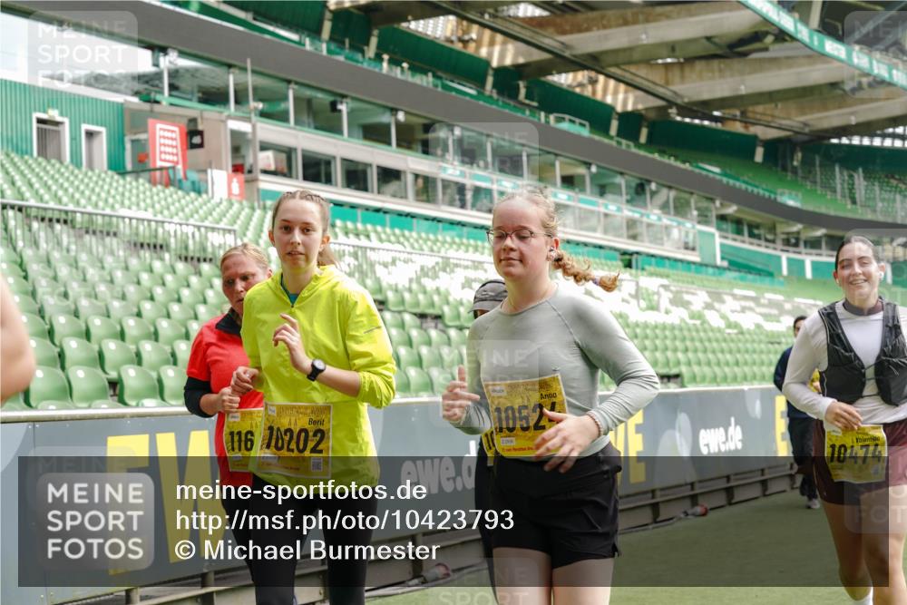 13.09.2026 - 21. swb-Marathon Bremen Michael Burmester http://msf.ph/oto/10423793 13.09.2026 10:46:41 Laufen im Stadion 10137, 10161, 10202, 10242, 10349, 10430, 10472, 10524, 10535, 10651, 10895, 10933, 10970, 11050, 11181, 11200, 11244, 11296, 11309, 11367, 11457, 11529, 11530, 11546, 11573, 11574, 11579, 11639, 11675, 11709, 11760, 11821, 12089, 12153, 12157, 12177, 12178, 12211, 12285, 12316, 12317, 12374, 12422, 12462, 12539, 10002, 10004, 10005, 10148, 10271, 10303, 10325, 10330, 10335, 10361, 10362, 10459, 10513, 10756, 10779, 10882, 10997, 11355 meine-sportfotos.de