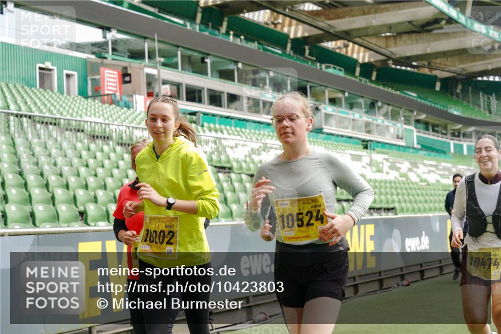 13.09.2026 - 21. swb-Marathon Bremen Michael Burmester http://msf.ph/oto/10423803 13.09.2026 10:46:41 Laufen im Stadion 10137, 10161, 10202, 10242, 10349, 10430, 10472, 10524, 10535, 10651, 10895, 10933, 10970, 11050, 11181, 11200, 11244, 11296, 11309, 11367, 11457, 11529, 11530, 11546, 11573, 11574, 11579, 11639, 11675, 11709, 11760, 11821, 12089, 12153, 12157, 12177, 12178, 12211, 12285, 12316, 12317, 12374, 12422, 12462, 12539, 10002, 10004, 10005, 10148, 10271, 10303, 10325, 10330, 10335, 10361, 10362, 10459, 10513, 10756, 10779, 10882, 10997, 11355 meine-sportfotos.de