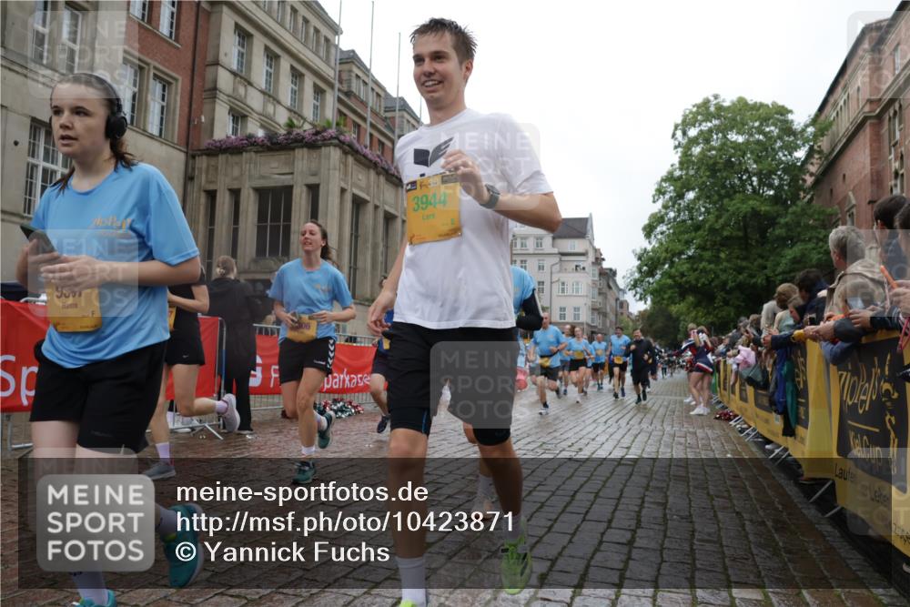 13.09.2026 - Kiel Lauf Yannick Fuchs http://msf.ph/oto/10423871 13.09.2026 10:59:25 Ziel 1825, 1835, 2394, 2639, 2771, 2828, 4342, 4897, 5519, 5891, 5977, 5987, 6693, 7066, 7112, 7527, 7734, 8208, 9227, 9242, 9684, 9700, 9778, 10251, 10453, 10536, 10799, 10871, 11016, 11177, 11202, 11340, 11350, 12359, 12482, 724, 788, 1085, 1094, 1729, 1990, 2265, 2385, 2557, 2559, 2862, 3332, 3480, 3943, 3944, 4192, 4609, 5188, 5836, 7417, 7757, 8188, 9306, 9313, 9387, 9405, 10167, 10255, 10551, 10654, 10655, 10871, 10969, 11087, 11126, 11585, 12223, 12520, 620, 1729 meine-sportfotos.de
