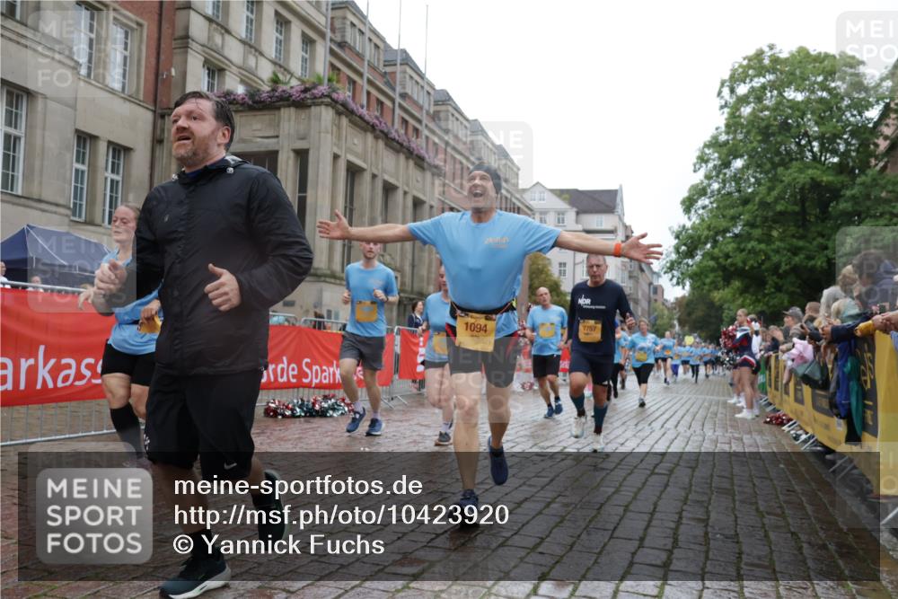 13.09.2026 - Kiel Lauf Yannick Fuchs http://msf.ph/oto/10423920 13.09.2026 10:59:30 Ziel 620, 683, 1835, 2354, 2394, 2771, 2828, 3108, 3113, 3348, 3663, 4342, 5382, 5891, 5977, 5987, 6693, 7066, 7112, 7734, 8208, 9684, 9700, 9778, 9971, 10157, 10453, 10536, 10799, 11016, 11177, 11202, 11340, 12359, 12408, 724, 788, 1085, 1094, 1825, 1990, 2265, 2385, 2557, 2639, 2862, 3332, 3480, 4192, 4342, 4609, 4897, 5188, 5519, 5836, 7417, 7527, 7757, 8188, 9227, 9242, 9405, 10167, 10251, 10255, 10551, 10654, 10655, 10871, 11126, 11585, 12520, 1729 meine-sportfotos.de