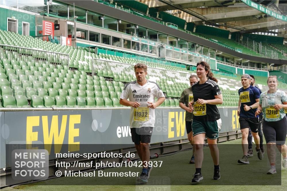 13.09.2026 - 21. swb-Marathon Bremen Michael Burmester http://msf.ph/oto/10423937 13.09.2026 10:46:47 Laufen im Stadion 10161, 10202, 10242, 10349, 10430, 10472, 10524, 10535, 10651, 10895, 10933, 10970, 11050, 11181, 11244, 11296, 11309, 11367, 11457, 11529, 11530, 11546, 11573, 11574, 11579, 11639, 11675, 11709, 11760, 11821, 12153, 12157, 12177, 12178, 12211, 12285, 12316, 12317, 12374, 12422, 12462, 10002, 10004, 10005, 10148, 10271, 10303, 10325, 10330, 10335, 10361, 10362, 10459, 10513, 10629, 10756, 10779, 10882, 10997, 11307, 11355 meine-sportfotos.de