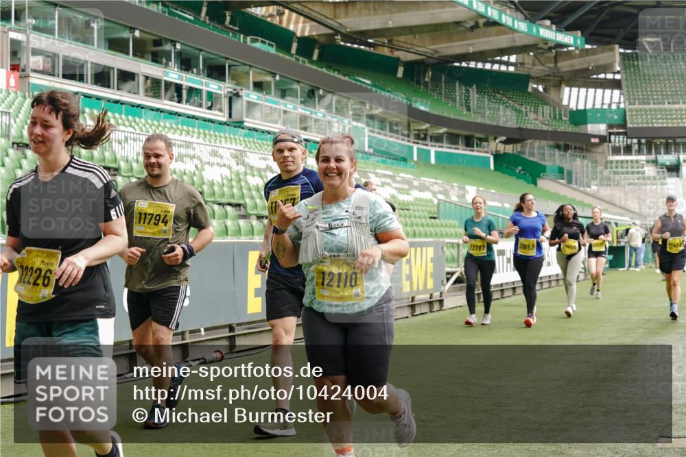 13.09.2026 - 21. swb-Marathon Bremen Michael Burmester http://msf.ph/oto/10424004 13.09.2026 10:46:49 Laufen im Stadion 10161, 10202, 10242, 10349, 10430, 10472, 10524, 10535, 10651, 10895, 10933, 10970, 11050, 11181, 11244, 11296, 11309, 11367, 11457, 11529, 11530, 11546, 11573, 11574, 11579, 11639, 11675, 11709, 11760, 11821, 12153, 12157, 12177, 12178, 12211, 12285, 12316, 12317, 12374, 12422, 12462, 10002, 10004, 10005, 10148, 10271, 10295, 10303, 10325, 10330, 10335, 10361, 10362, 10459, 10513, 10629, 10756, 10779, 10882, 10997, 11307, 11355 meine-sportfotos.de
