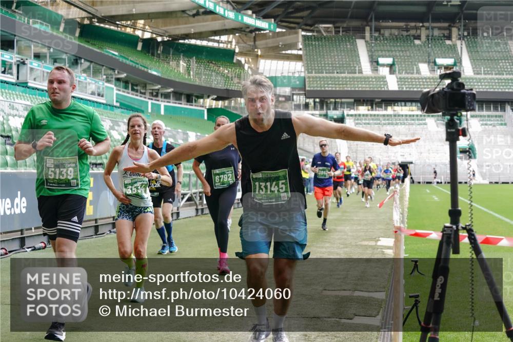 13.09.2026 - 21. swb-Marathon Bremen Michael Burmester http://msf.ph/oto/10424060 13.09.2026 13:00:51 Laufen im Stadion 135, 242, 260, 282, 318, 342, 440, 651, 687, 745, 930, 1067, 1080, 1209, 1368, 1448, 1493, 1494, 1582, 1650, 1861, 1896, 1935, 1963, 2088, 2289, 2293, 2306, 2322, 2370, 2409, 2427, 2481, 2485, 2490, 2491, 2517, 2560, 2561, 2570, 2627, 2658, 2686, 2700, 2708, 2781, 2806, 2906, 2914, 2953, 2961, 2967, 3015, 3076, 3105, 3145, 3168, 3173, 3273, 3354, 3372, 3374, 3375, 3385, 3480, 3524, 3526, 3642, 3729, 3774, 3855, 3856, 3861, 3930 meine-sportfotos.de