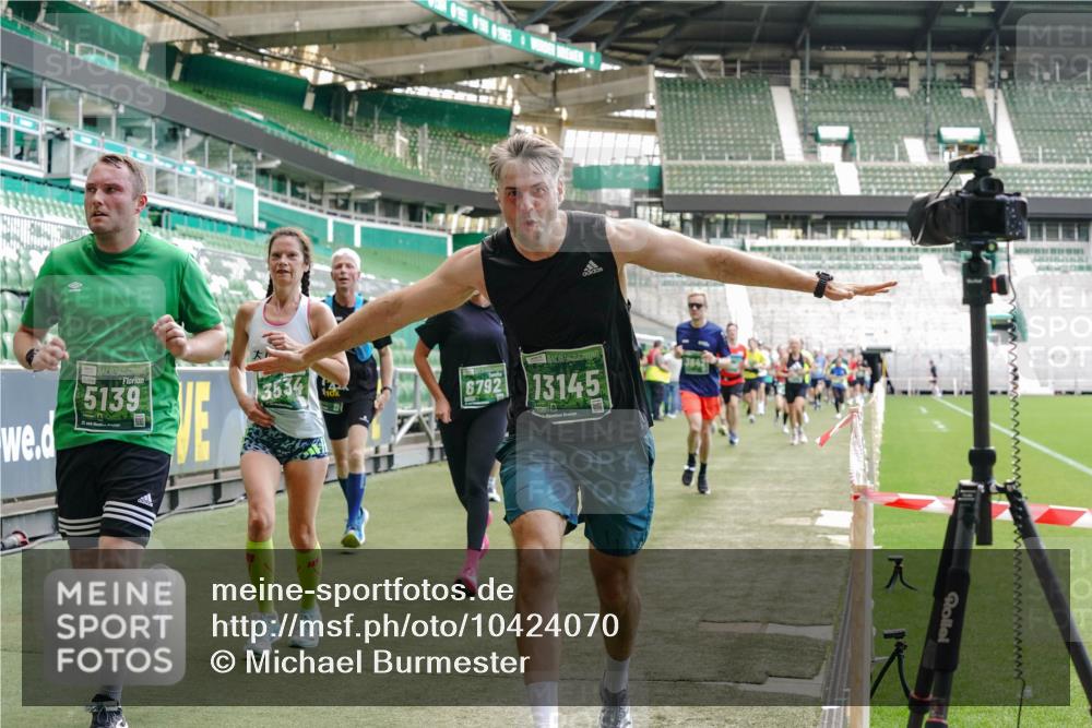 13.09.2026 - 21. swb-Marathon Bremen Michael Burmester http://msf.ph/oto/10424070 13.09.2026 13:00:51 Laufen im Stadion 135, 242, 260, 282, 318, 342, 440, 651, 687, 745, 930, 1067, 1080, 1209, 1368, 1448, 1493, 1494, 1582, 1650, 1861, 1896, 1935, 1963, 2088, 2289, 2293, 2306, 2322, 2370, 2409, 2427, 2481, 2485, 2490, 2491, 2517, 2560, 2561, 2570, 2627, 2658, 2686, 2700, 2708, 2781, 2806, 2906, 2914, 2953, 2961, 2967, 3015, 3076, 3105, 3145, 3168, 3173, 3273, 3354, 3372, 3374, 3375, 3385, 3480, 3524, 3526, 3642, 3729, 3774, 3855, 3856, 3861, 3930 meine-sportfotos.de