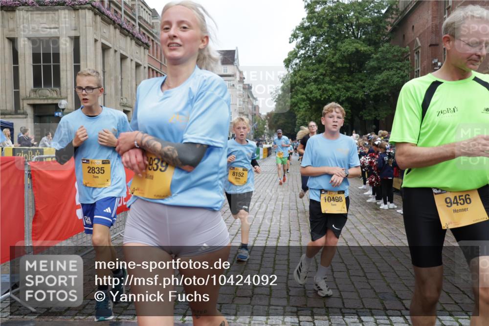 13.09.2026 - Kiel Lauf Yannick Fuchs http://msf.ph/oto/10424092 13.09.2026 09:45:28 Ziel 1503, 1579, 2017, 2835, 3408, 5103, 5369, 5399, 5811, 6038, 7854, 8152, 8854, 9456, 10498, 11939, 12069, 12347, 98, 312, 2282, 2456, 2704, 2786, 3138, 3479, 3503, 3507, 3517, 3717, 4118, 4606, 5400, 5562, 5672, 6097, 6098, 6135, 6556, 8028, 8189, 9425, 9760, 9897, 10006, 11043, 12348, 12351, 12676, 1023, 2788, 3025, 3974, 4413, 4569, 5511, 7202, 7349, 8126, 10142, 10392, 10445, 12281, 1224, 4118, 5939, 6023, 10777, 11046, 11239 meine-sportfotos.de
