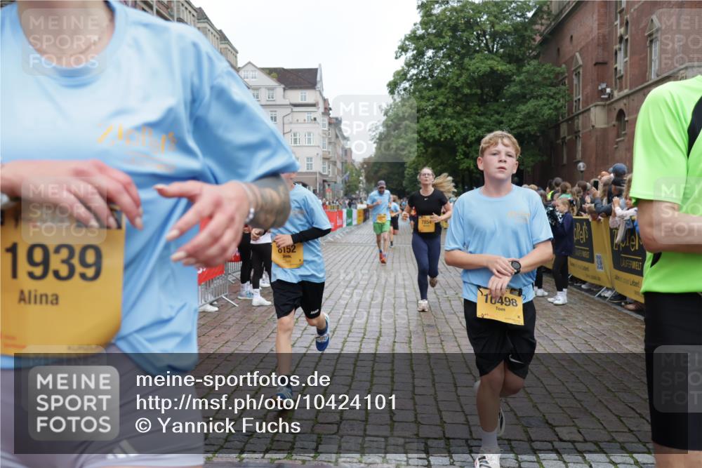 13.09.2026 - Kiel Lauf Yannick Fuchs http://msf.ph/oto/10424101 13.09.2026 09:45:29 Ziel 1023, 1503, 1579, 2017, 2835, 3408, 5103, 5369, 5399, 5811, 6038, 7854, 8152, 8854, 9456, 10498, 11939, 12069, 12347, 98, 312, 2282, 2456, 2704, 2786, 3138, 3479, 3503, 3507, 3517, 3717, 4118, 4606, 5400, 5562, 5672, 6097, 6098, 6135, 6556, 8028, 8189, 8854, 9425, 9760, 9897, 10006, 11043, 12348, 12351, 12676, 2788, 3025, 3974, 4413, 4569, 5511, 7202, 7349, 7572, 8126, 9841, 10142, 10392, 10445, 12281, 2704, 4118, 5939, 6023, 10777, 11239 meine-sportfotos.de